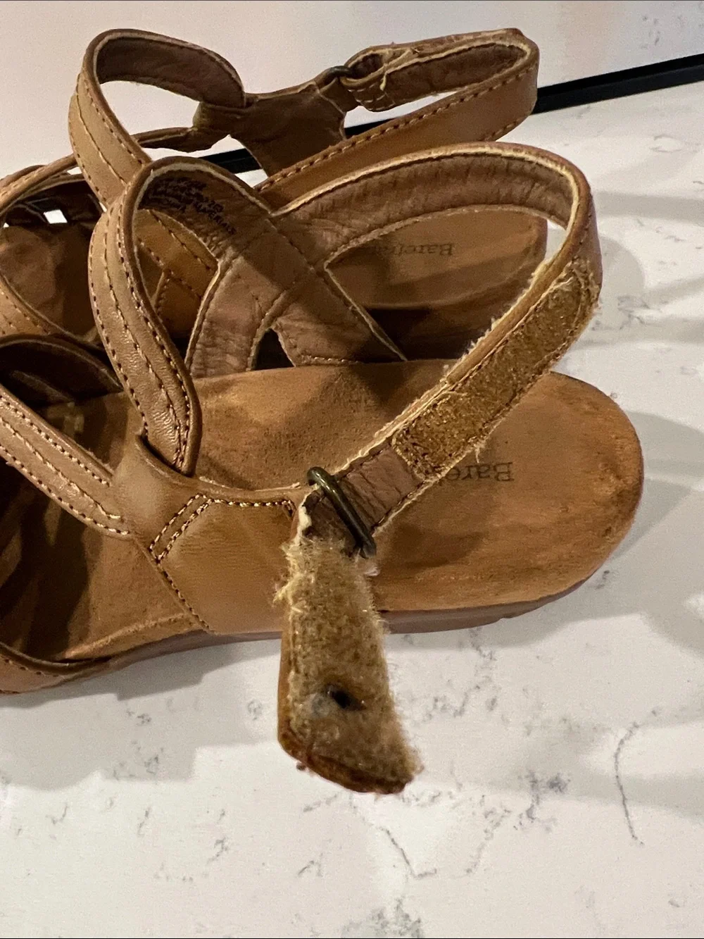 Baretraps strappy sandals with a comfortable cross-woven strap design size 8.5